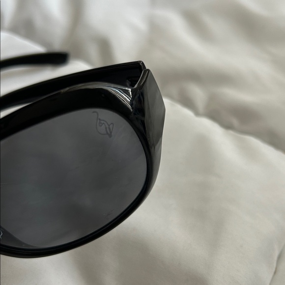 Baby phat wallet and vintage sunglasses - Picture 13 of 14